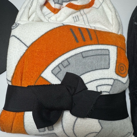 2 Star Wars Hooded Poncho 22” x 22” - Picture 5 of 8